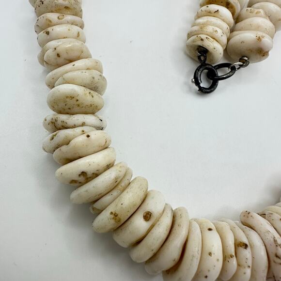 Vintage 1970s puka shells Hawaiian beads beaded necklace 17” sterling clasp - Picture 5 of 8